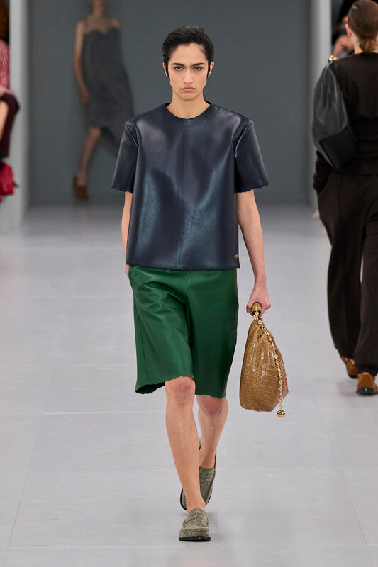 Loewe S24 022