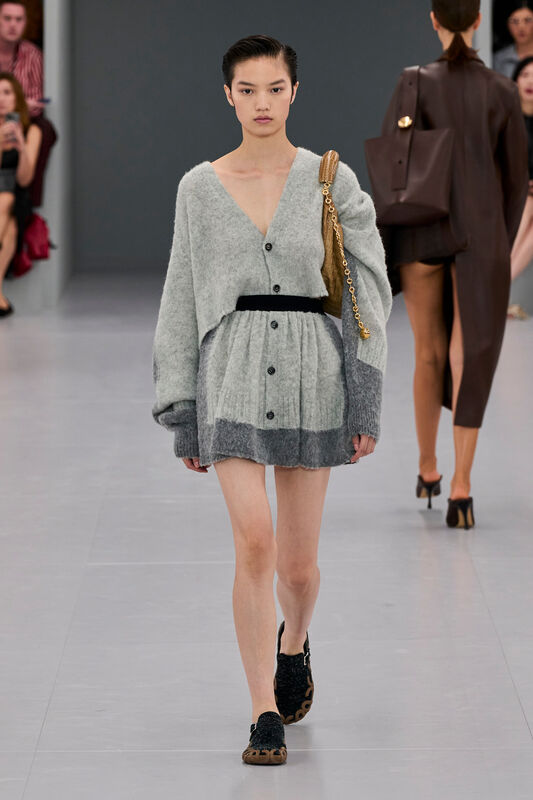 Loewe S24 024