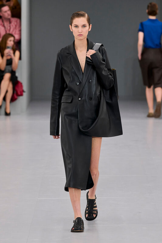 Loewe S24 025