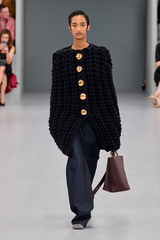 Loewe S24 026