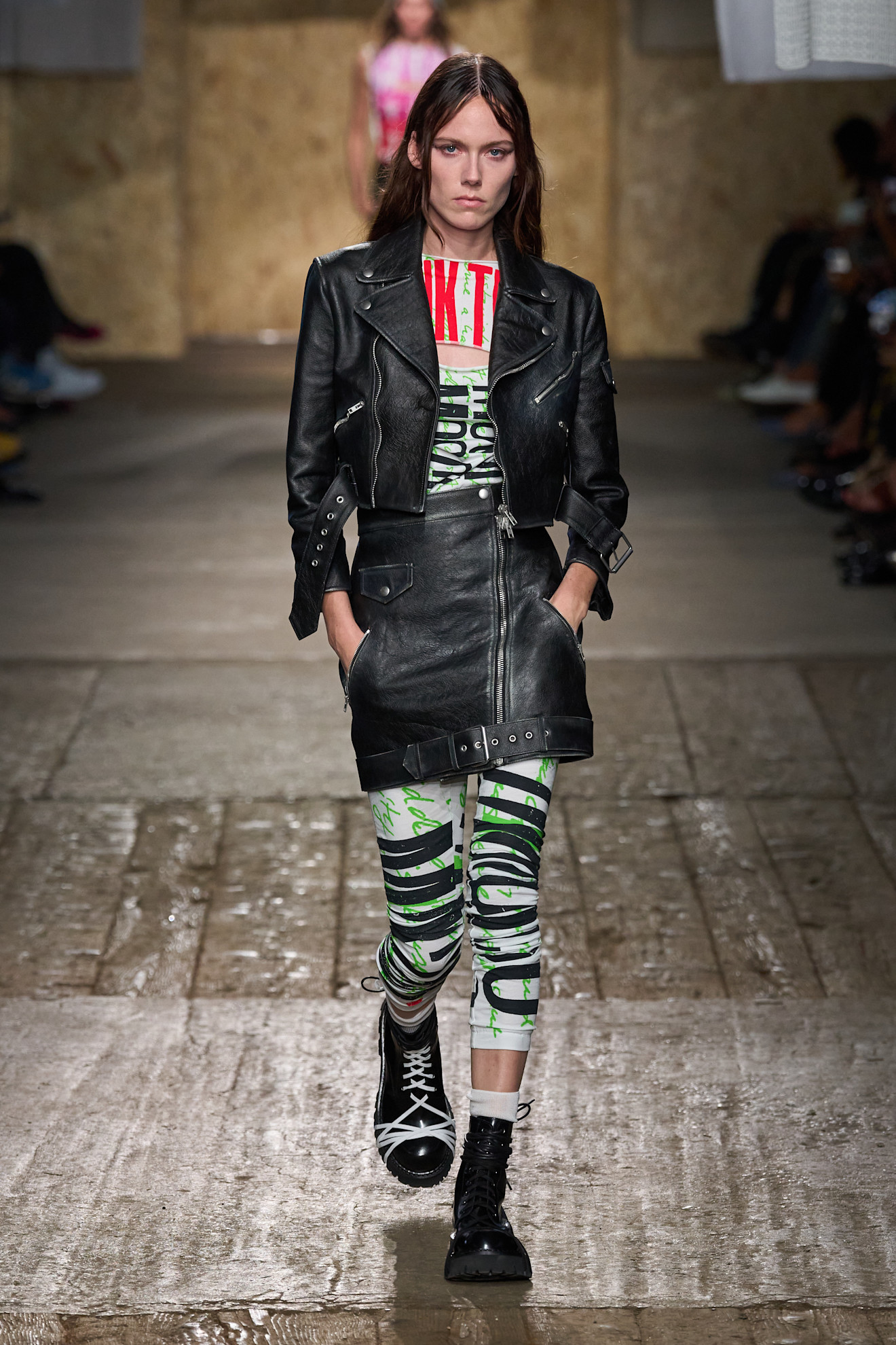 Moschino S25 011