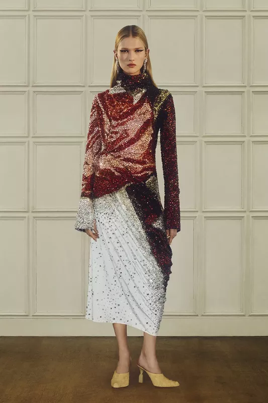 00030-alexander-mcqueen-resort-2025-credit-brand