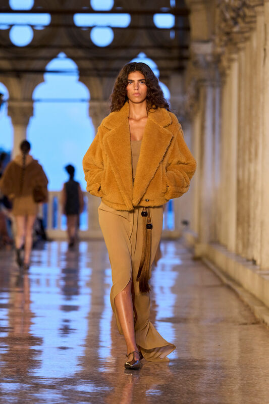 Max Mara Resort S25 026
