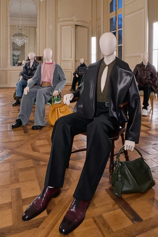 00002-loewe-fall-2025-ready-to-wear-credit-brand