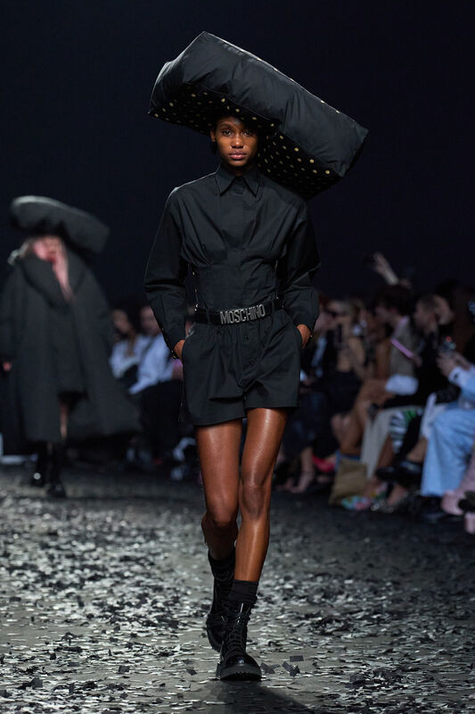Moschino F25 017