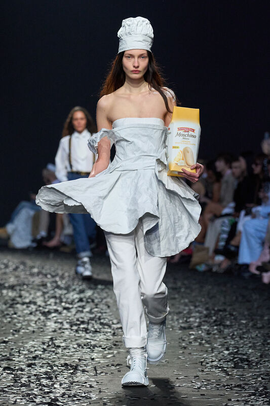 Moschino F25 036
