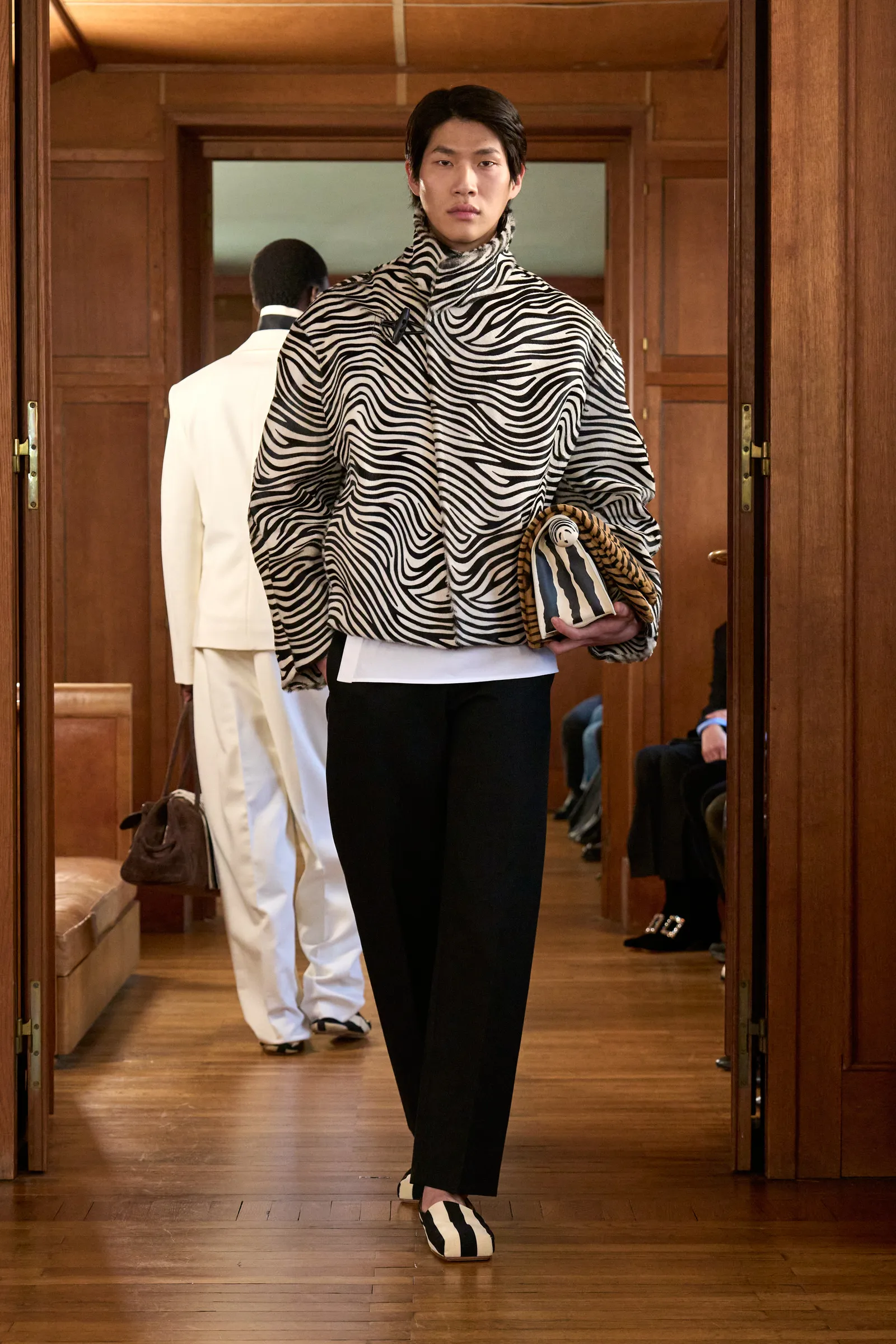00032-jacquemus-spring-2025-ready-to-wear-credit-gorunway