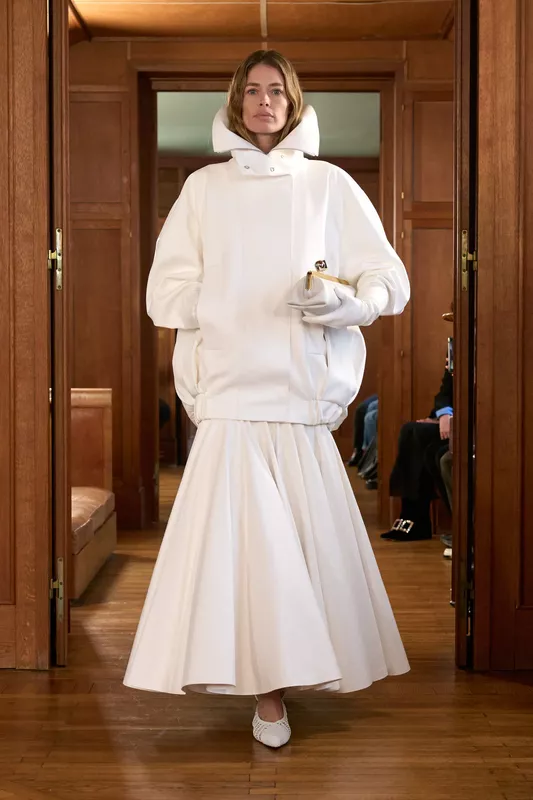 00003-jacquemus-spring-2025-ready-to-wear-credit-gorunway