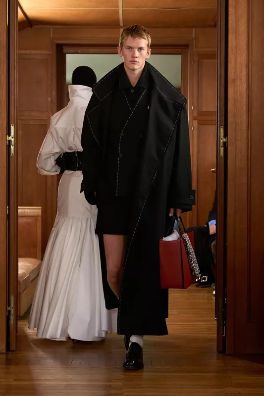 00004-jacquemus-spring-2025-ready-to-wear-credit-gorunway