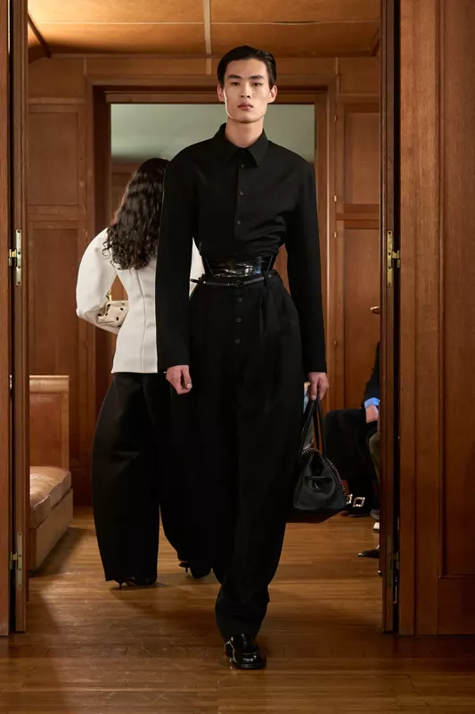 00009-jacquemus-spring-2025-ready-to-wear-credit-gorunway