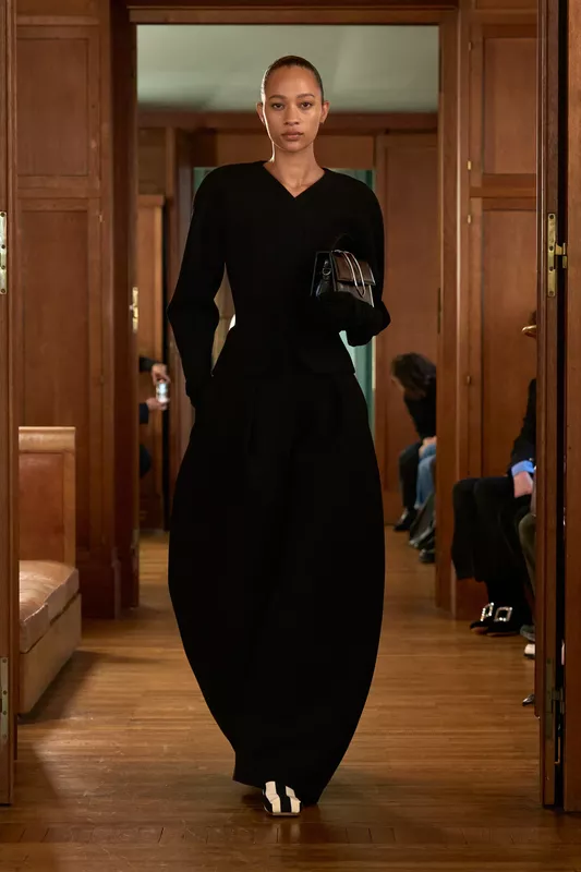 00010-jacquemus-spring-2025-ready-to-wear-credit-gorunway
