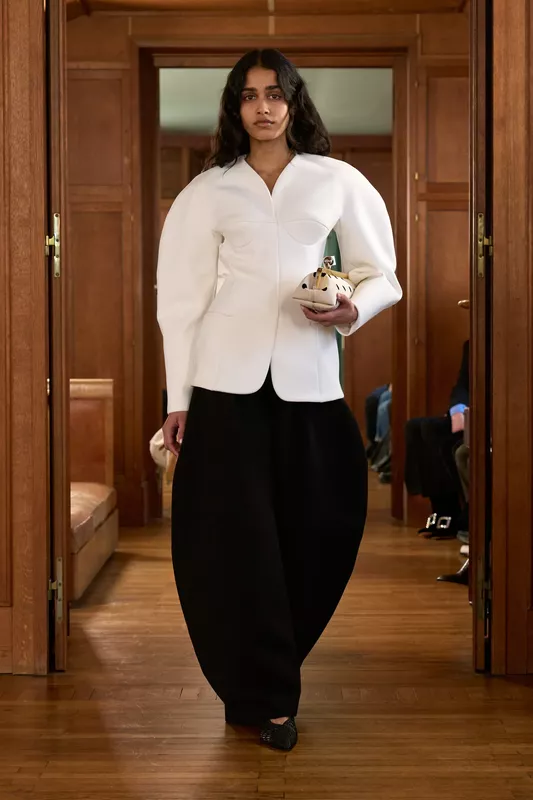 00011-jacquemus-spring-2025-ready-to-wear-credit-gorunway