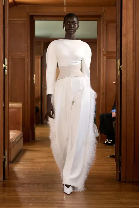 00014-jacquemus-spring-2025-ready-to-wear-credit-gorunway