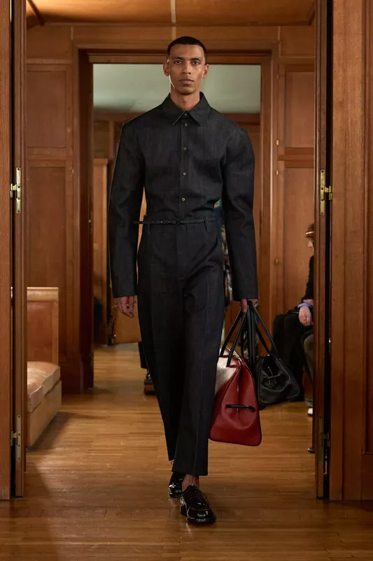 00023-jacquemus-spring-2025-ready-to-wear-credit-gorunway