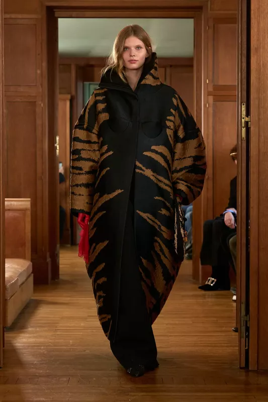 00024-jacquemus-spring-2025-ready-to-wear-credit-gorunway