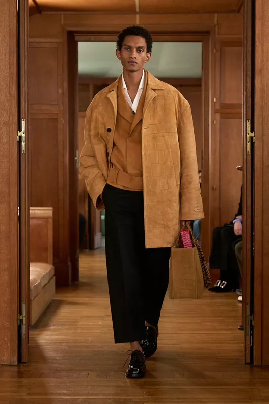 00025-jacquemus-spring-2025-ready-to-wear-credit-gorunway