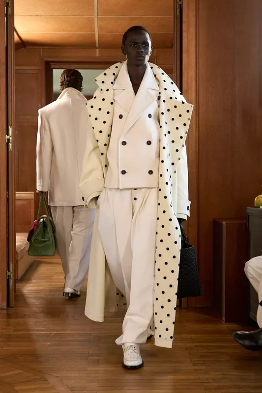 00027-jacquemus-spring-2025-ready-to-wear-credit-gorunway