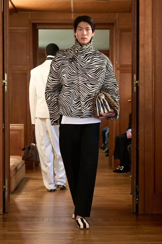 00032-jacquemus-spring-2025-ready-to-wear-credit-gorunway