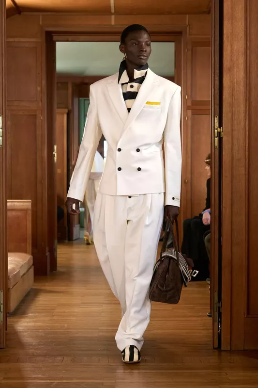 00034-jacquemus-spring-2025-ready-to-wear-credit-gorunway