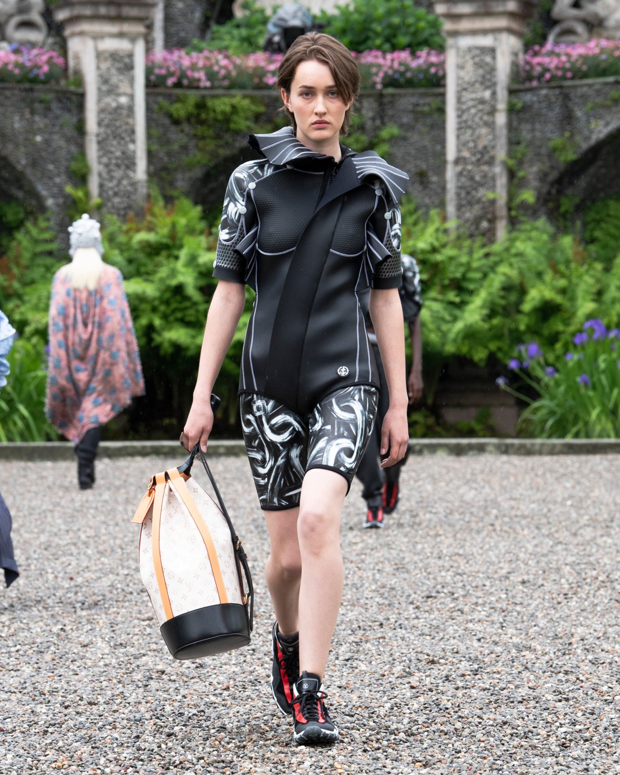 LVCRUISE24_RUNWAYLOOK_2