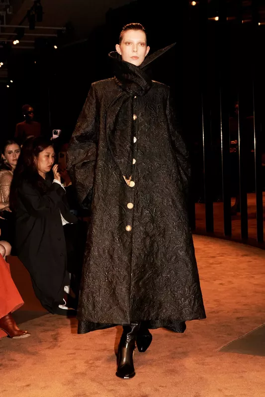 00004-schiaparelli-fall-2025-ready-to-wear-courtesy-of-schiaparelli