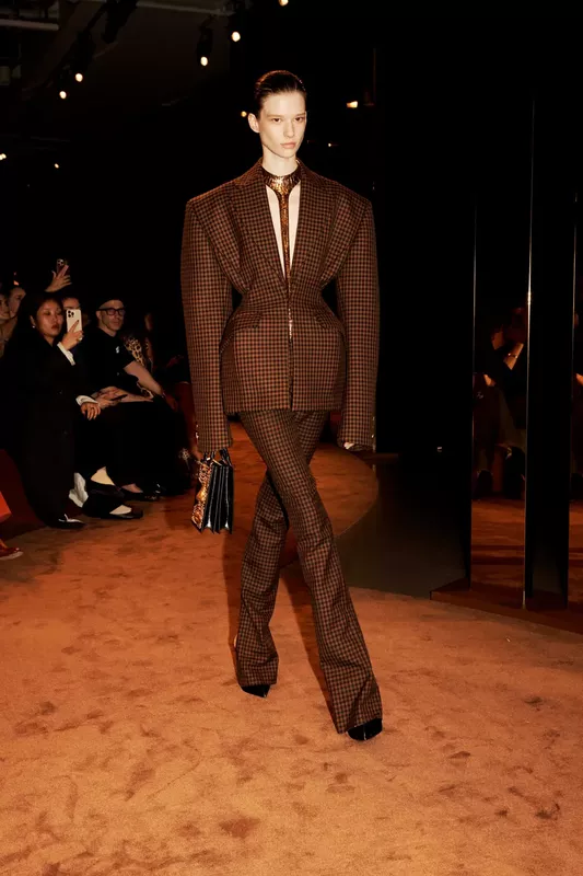 00007-schiaparelli-fall-2025-ready-to-wear-courtesy-of-schiaparelli