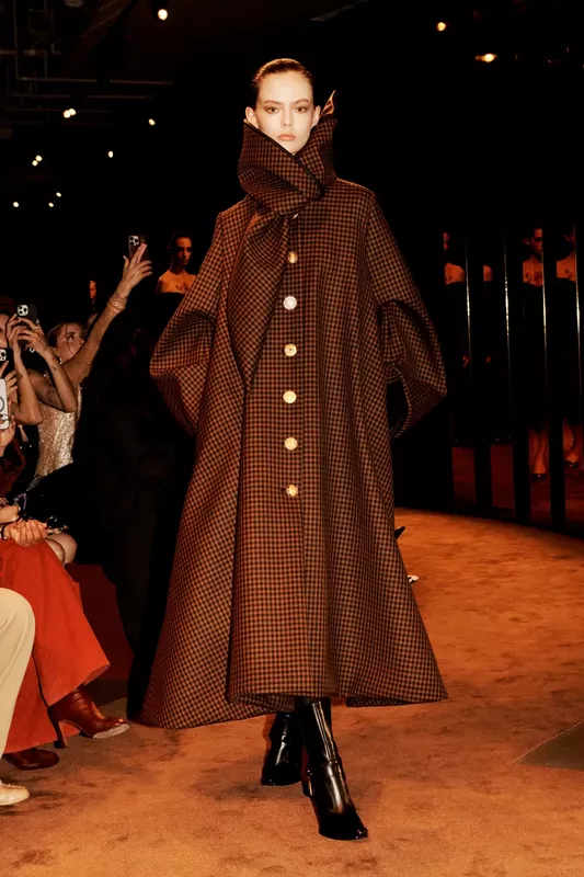00008-schiaparelli-fall-2025-ready-to-wear-courtesy-of-schiaparelli