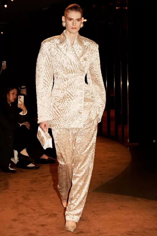 00023-schiaparelli-fall-2025-ready-to-wear-courtesy-of-schiaparelli