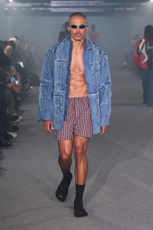 Vetements S25 047