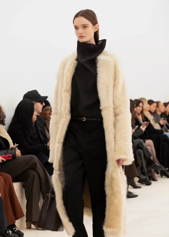 5x7_TOTEME_FW24_LOOK15_1