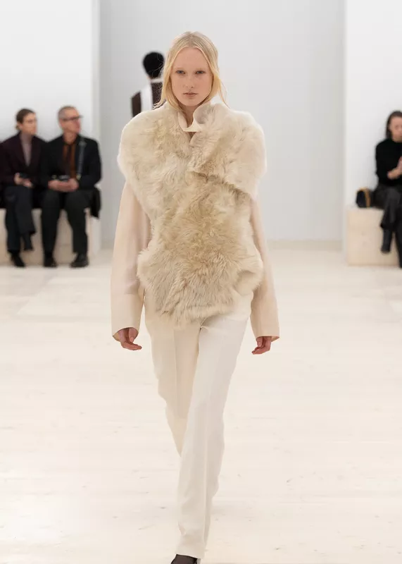 5x7_TOTEME_FW24_LOOK16_1