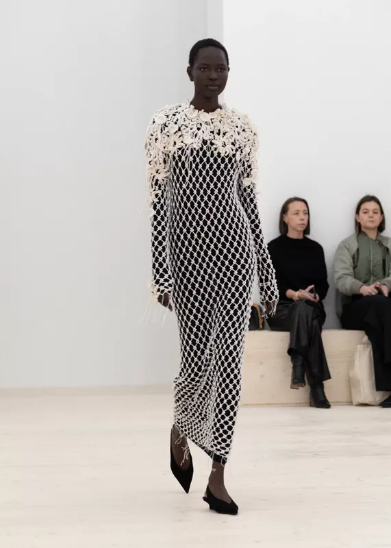 5x7_TOTEME_FW24_LOOK25_1