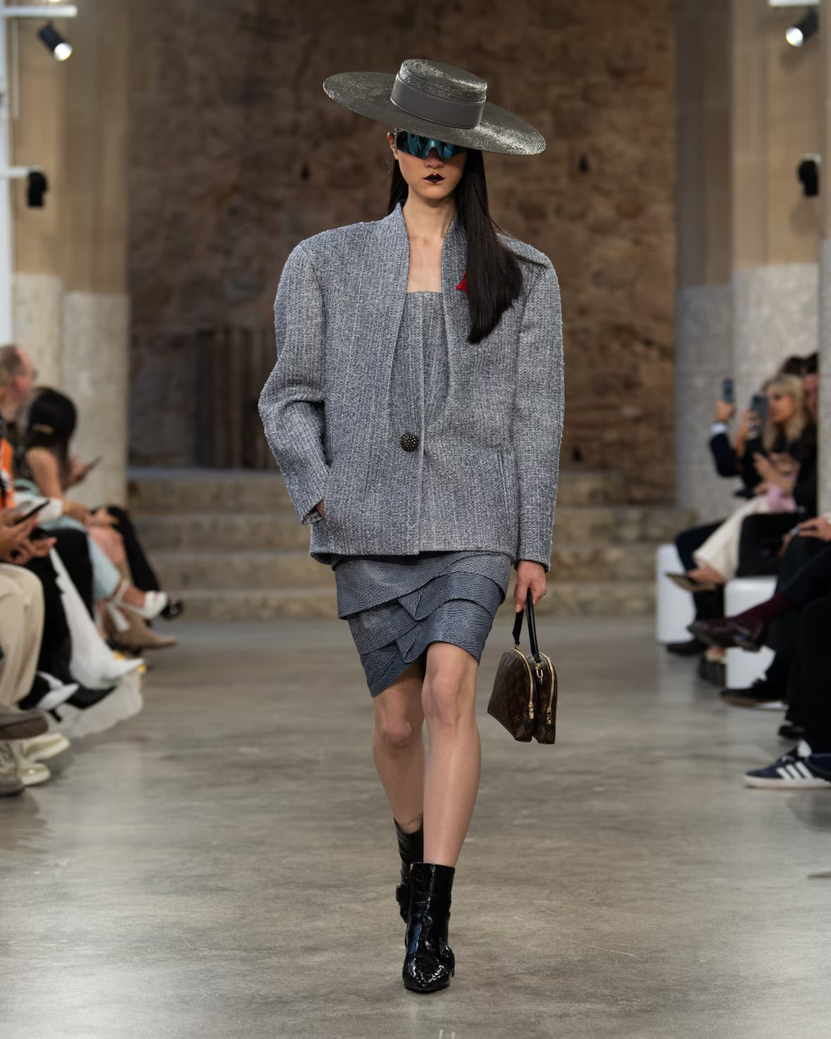 WOMEN_CRUISE25_SHOW_RUNWAY_LOOKS_LVCOM_1600x2000_DII_07_50_11zon