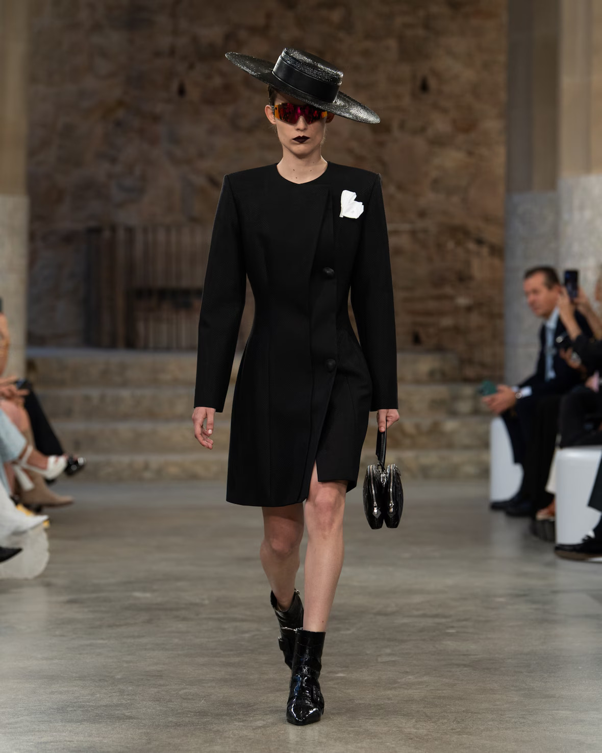 WOMEN_CRUISE25_SHOW_RUNWAY_LOOKS_LVCOM_1600x2000_DII_10_44_11zon