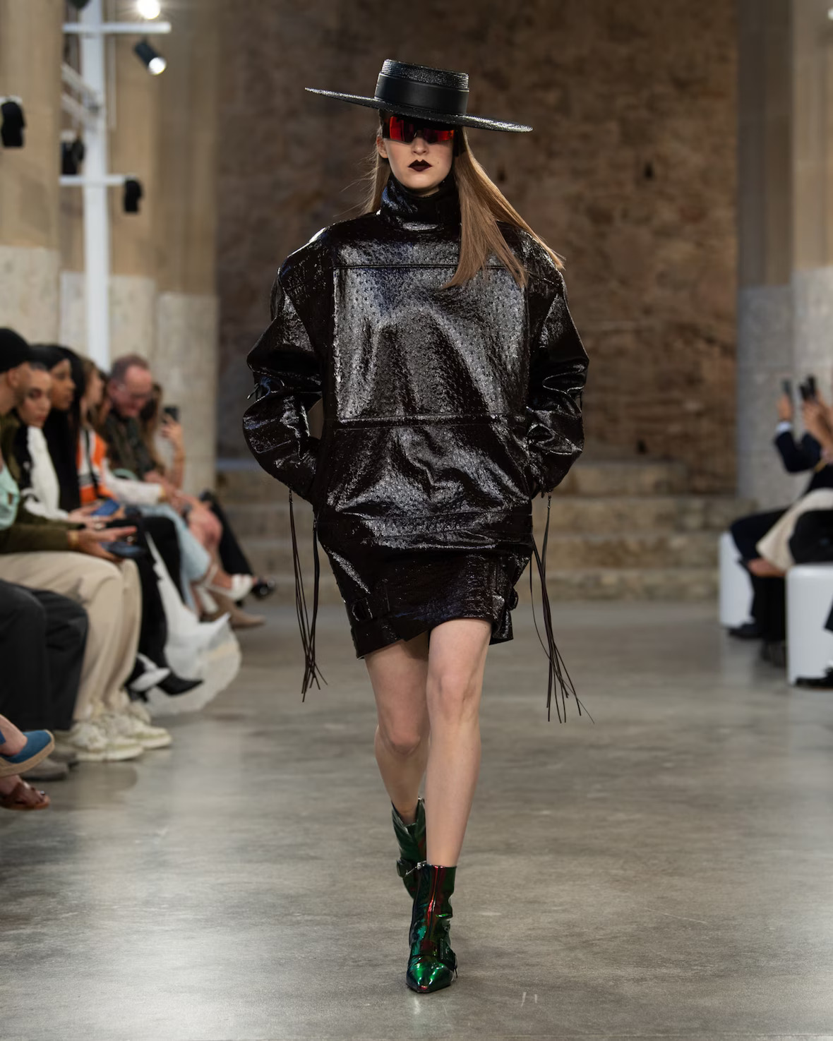 WOMEN_CRUISE25_SHOW_RUNWAY_LOOKS_LVCOM_1600x2000_DII_11_45_11zon
