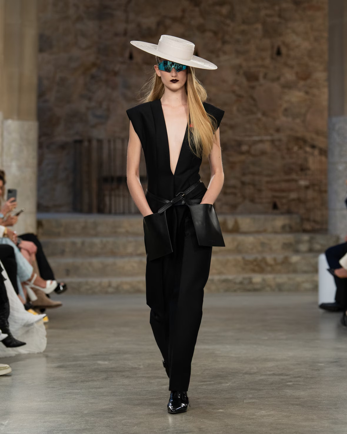 WOMEN_CRUISE25_SHOW_RUNWAY_LOOKS_LVCOM_1600x2000_DII_13_47_11zon