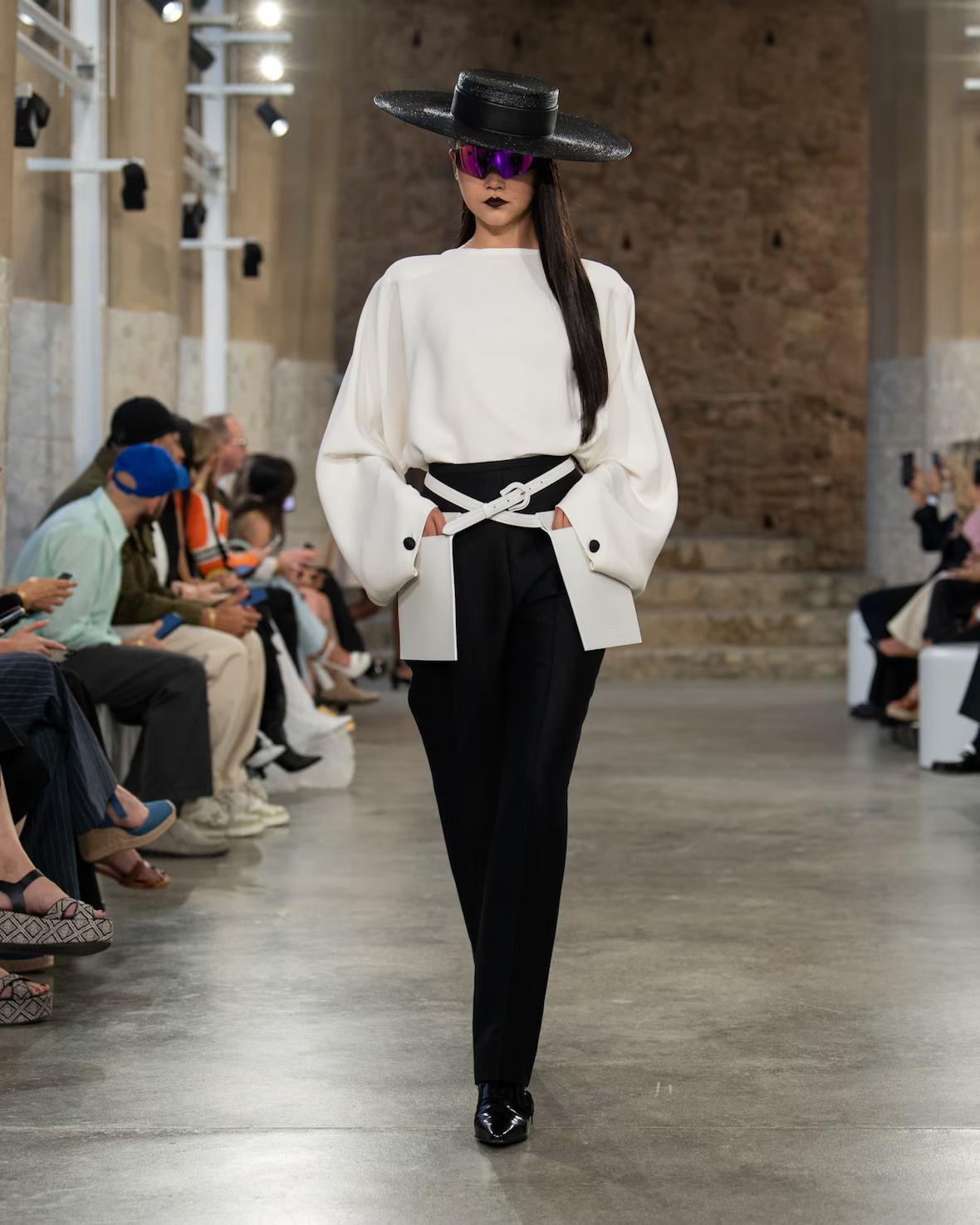 WOMEN_CRUISE25_SHOW_RUNWAY_LOOKS_LVCOM_1600x2000_DII_14_48_11zon
