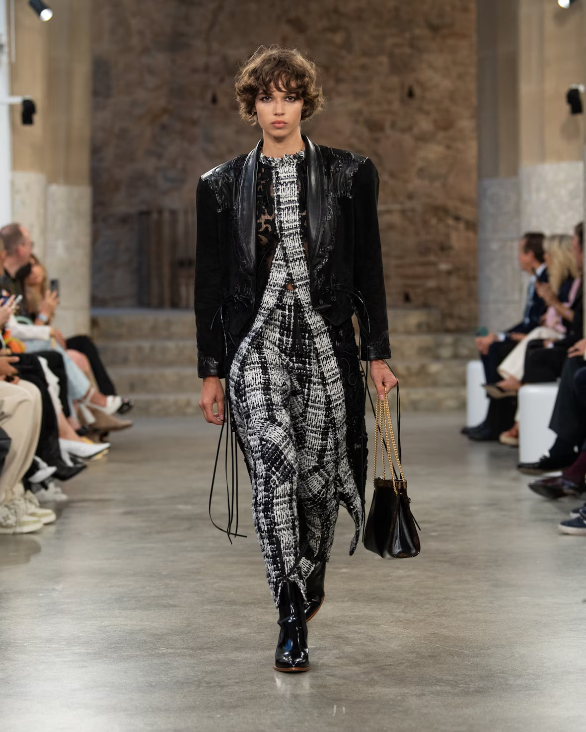 WOMEN_CRUISE25_SHOW_RUNWAY_LOOKS_LVCOM_1600x2000_DII_26_28_11zon