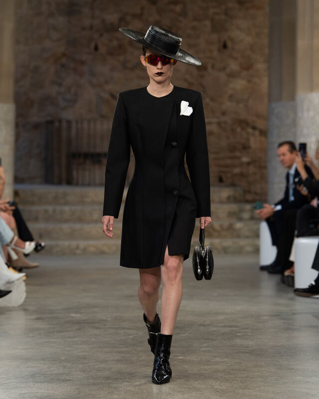 WOMEN_CRUISE25_SHOW_RUNWAY_LOOKS_LVCOM_1600x2000_DII_10_44_11zon
