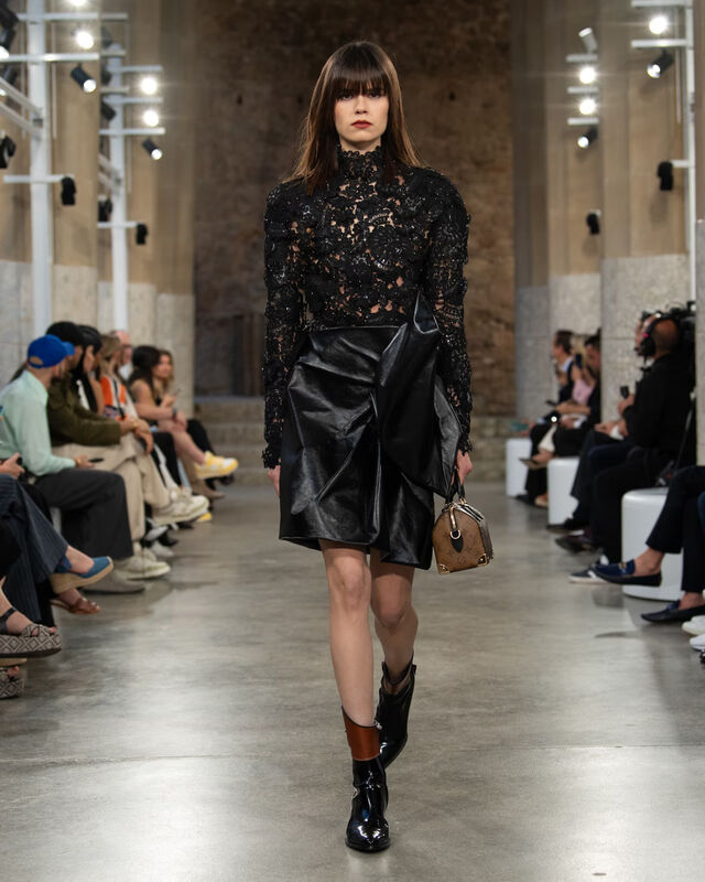 WOMEN_CRUISE25_SHOW_RUNWAY_LOOKS_LVCOM_1600x2000_DII_44_11_11zon