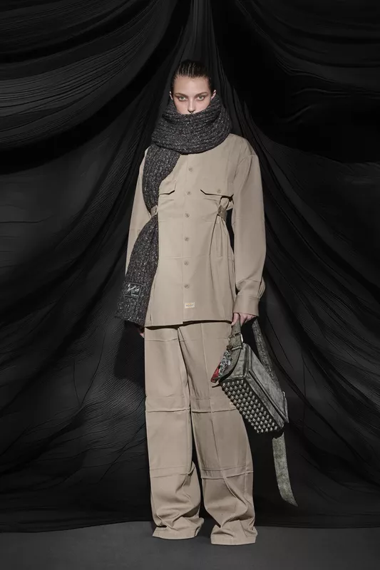 00012-alexander-wang-fall-2025-ready-to-wear-credit-brand
