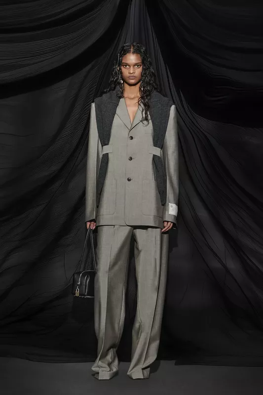 00015-alexander-wang-fall-2025-ready-to-wear-credit-brand