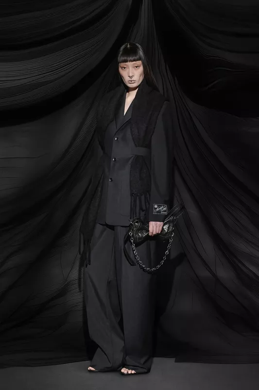 00020-alexander-wang-fall-2025-ready-to-wear-credit-brand