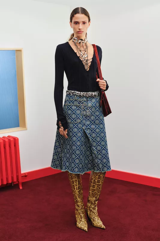 00008-tory-burch-resort-25-credit-brand-1