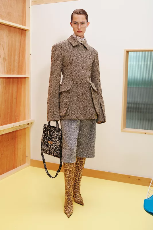 00009-tory-burch-resort-25-credit-brand-1