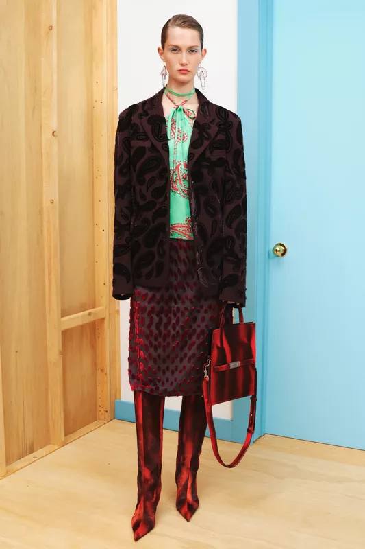 00016-tory-burch-resort-25-credit-brand