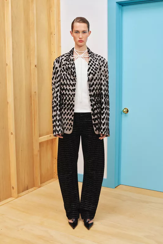 00020-tory-burch-resort-25-credit-brand