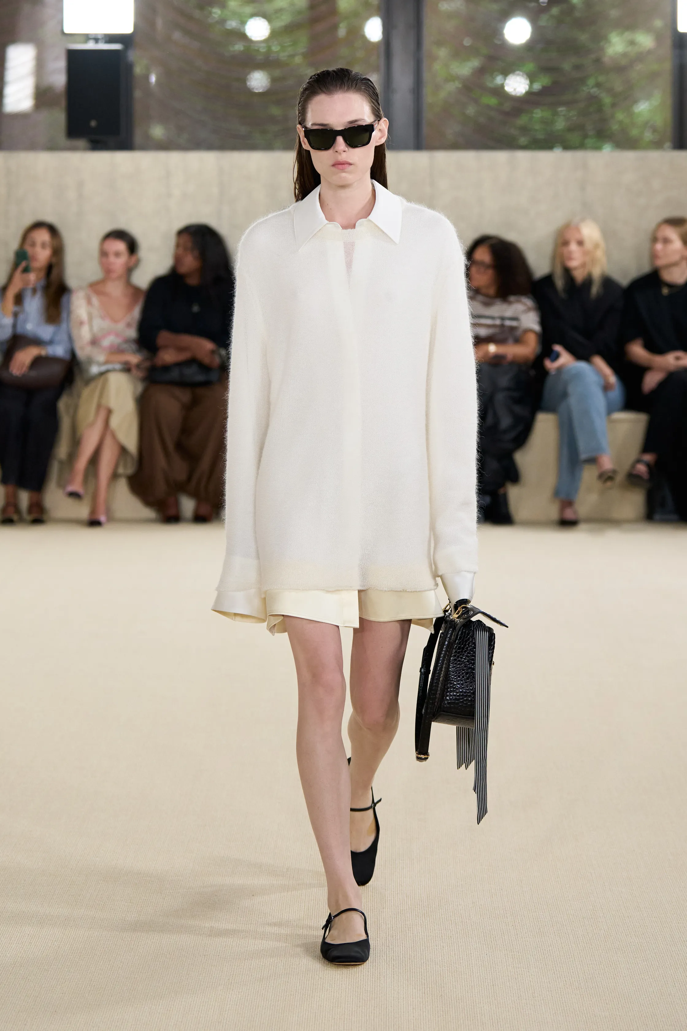 00022-toteme-spring-2026-ready-to-wear-credit-brand