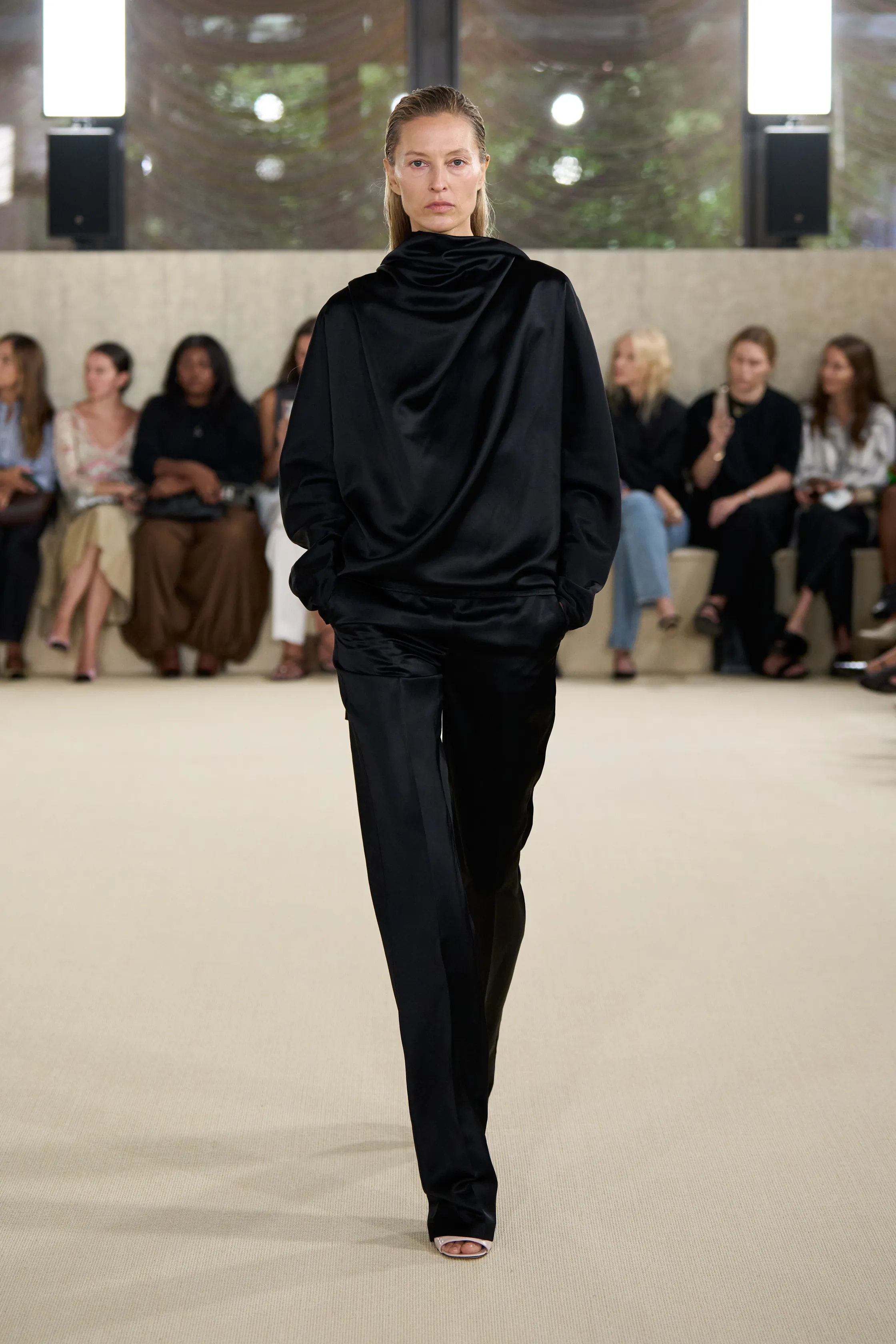 00025-toteme-spring-2026-ready-to-wear-credit-brand