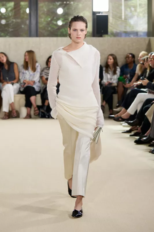 00004-toteme-spring-2026-ready-to-wear-credit-brand